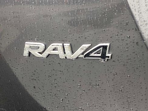 Used 2018 Toyota RAV4 XLE image 5