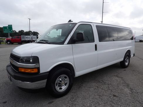 Used 2025 Chevrolet Express 3500 LT w/ LT Preferred Equipment Group RWD image 3
