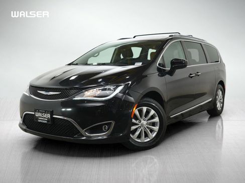 Used 2018 Chrysler Pacifica Touring-L Plus FWD image 1