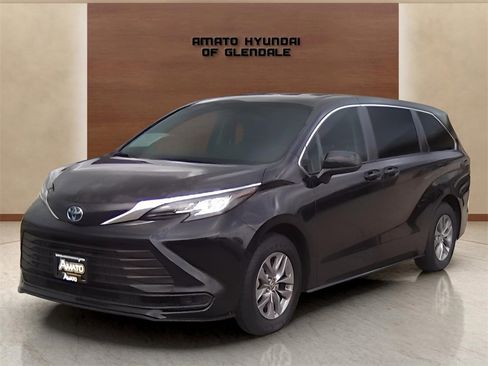 Used 2023 Toyota Sienna LE image 2