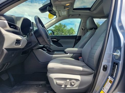Used 2024 Toyota Highlander XLE FWD image 27