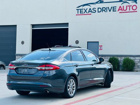 Used 2017 Ford Fusion SE FWD image 10