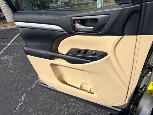 Used 2016 Toyota Highlander XLE image 23
