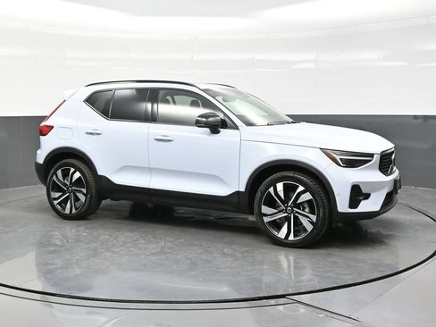 Used 2024 Volvo XC40 B5 Plus w/ Protection Package Premier AWD/4WD image 8