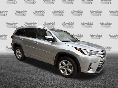 Used 2017 Toyota Highlander Limited image 2