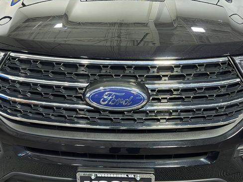 Used 2023 Ford Explorer XLT AWD/4WD image 12