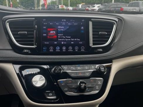 Used 2018 Chrysler Pacifica Limited w/ Tire & Wheel Group FWD image 10