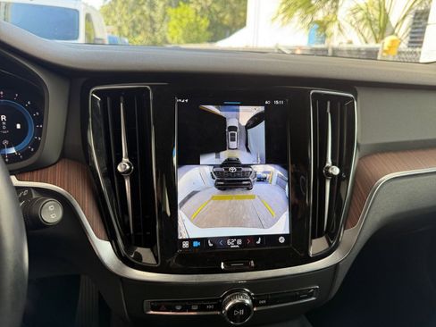 Used 2025 Volvo V60 B5 Cross Country Plus image 17