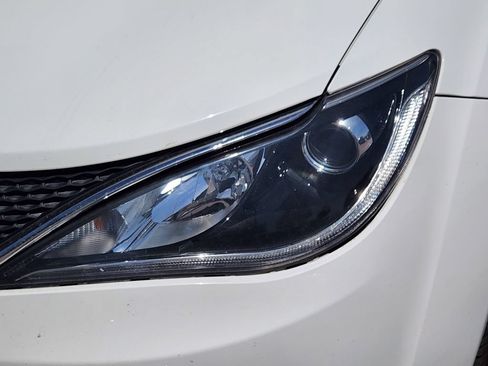 Used 2018 Chrysler Pacifica Touring-L FWD image 20