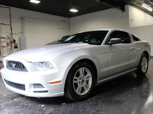Used 2013 Ford Mustang Coupe RWD image 7