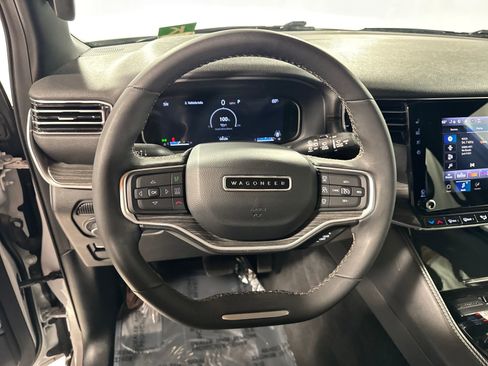 Used 2023 Jeep Wagoneer L Series II AWD/4WD image 19