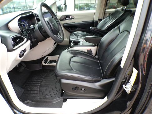 Used 2023 Chrysler Pacifica Touring-L FWD image 13