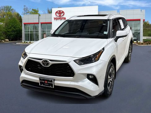 Used 2022 Toyota Highlander XLE AWD/4WD image 1