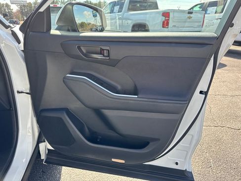 Used 2023 Toyota Highlander LE image 15