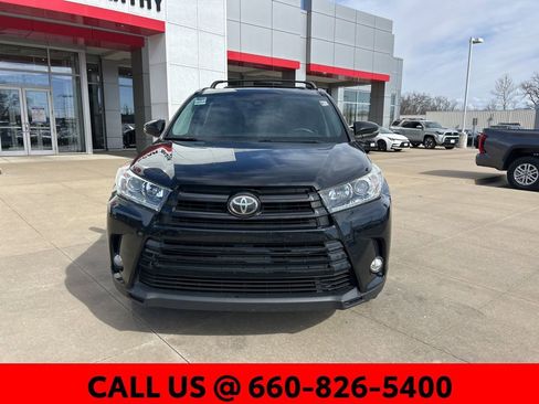 Used 2018 Toyota Highlander SE image 2