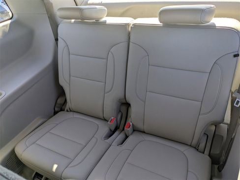 Used 2023 GMC Acadia SLT image 15