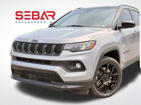 Used 2023 Jeep Compass Latitude AWD/4WD image 2