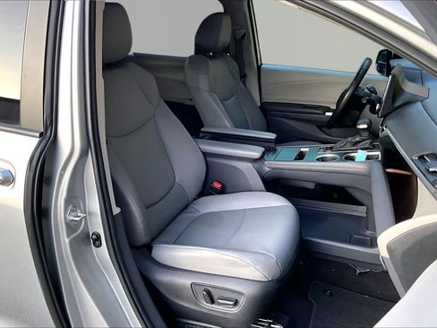 Certified 2023 Toyota Sienna XLE FWD image 9