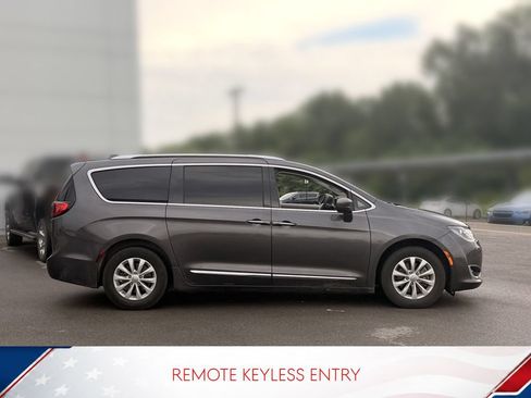 Used 2019 Chrysler Pacifica Touring-L FWD image 4