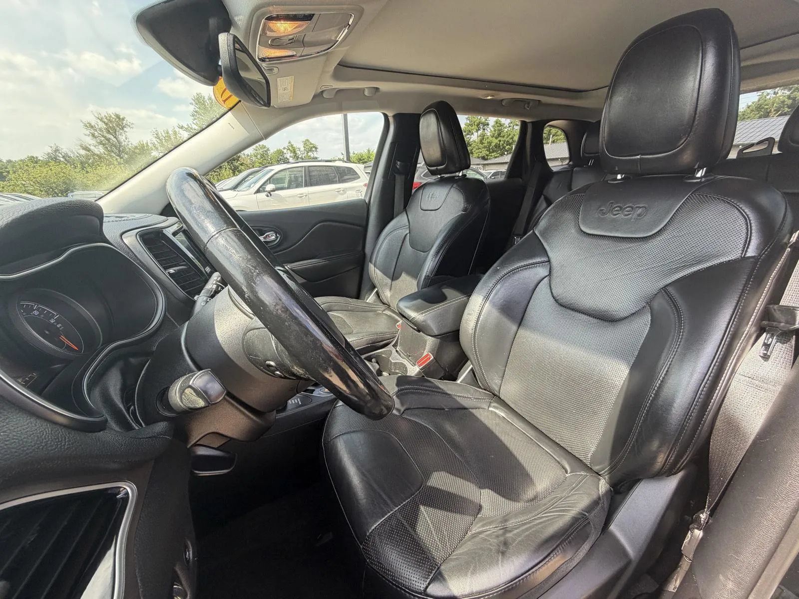 Used 2019 Jeep Cherokee Limited AWD/4WD image 13