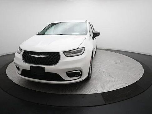 Certified 2024 Chrysler Pacifica Touring-L image 32