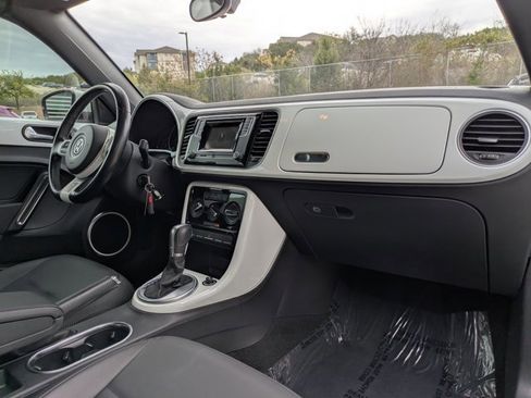 Used 2018 Volkswagen Beetle S image 25