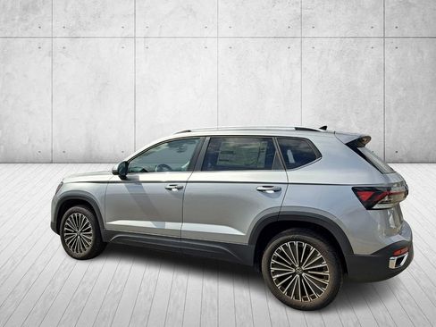 Used 2025 Volkswagen Taos SE image 7