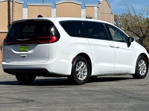 Used 2024 Chrysler Pacifica Touring-L FWD image 11