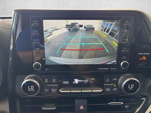 Used 2022 Toyota Highlander LE AWD/4WD image 13