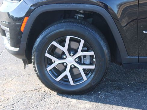 Used 2024 Jeep Grand Cherokee L Limited w/ Luxury Tech Group II image 19