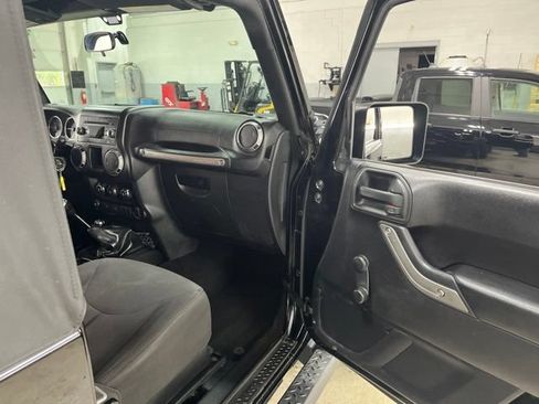 Used 2016 Jeep Wrangler Sport w/ Connectivity Group AWD/4WD image 35