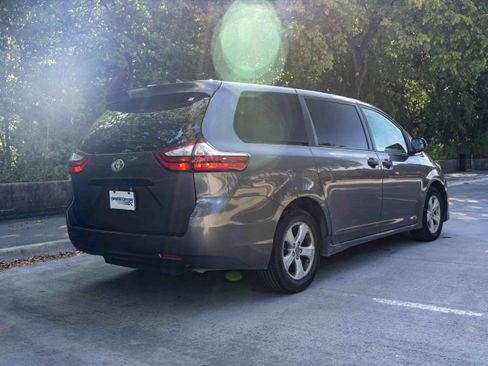 Used 2019 Toyota Sienna L FWD image 9