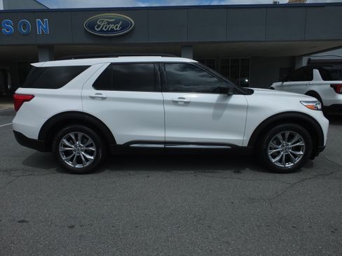 Used 2020 Ford Explorer XLT w/ Equipment Group 202A RWD image 2
