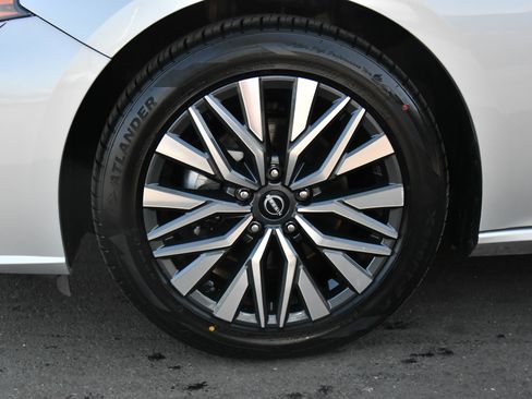 Used 2024 Nissan Altima 2.5 SV image 12