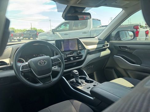 Used 2025 Toyota Highlander LE FWD image 28