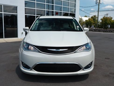 Used 2017 Chrysler Pacifica Touring-L w/ Tire & Wheel Group FWD image 2