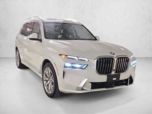 Used 2024 BMW X7 xDrive40i w/ Premium Package AWD/4WD image 3