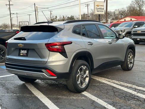 Used 2024 Chevrolet Trax LT w/ LT Convenience Package image 6