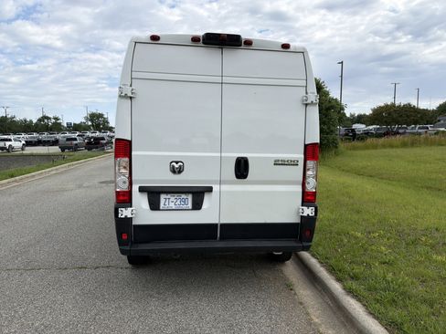 Used 2024 RAM ProMaster 2500 w/ Convenience Group FWD image 9