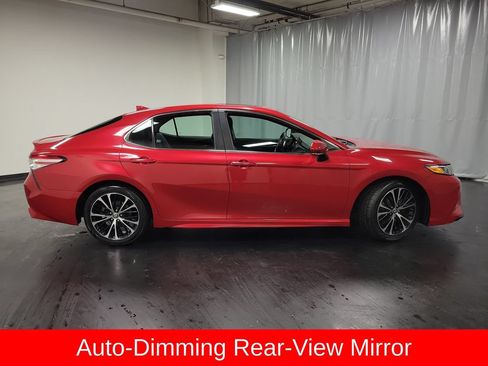 Used 2020 Toyota Camry SE w/ Convenience Package FWD image 9