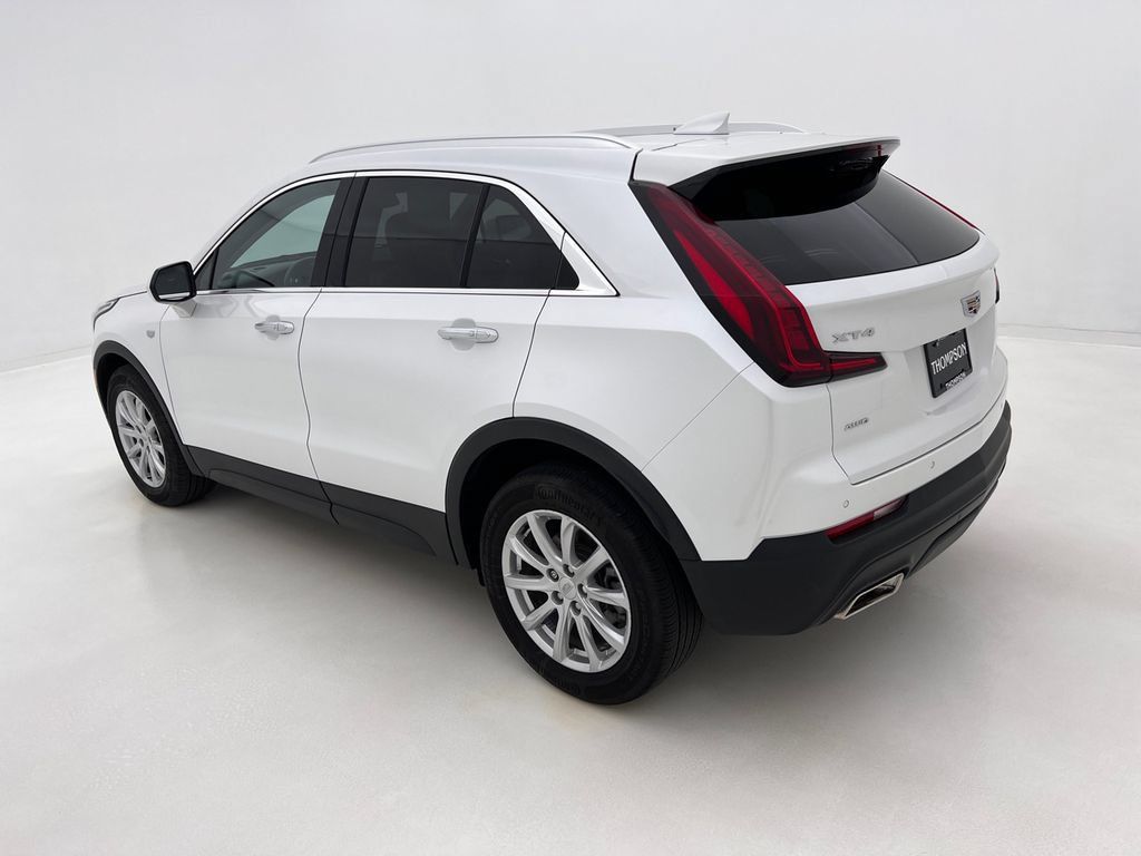 Used 2022 Cadillac XT4 Luxury w/ Cold Weather Package AWD/4WD image 9