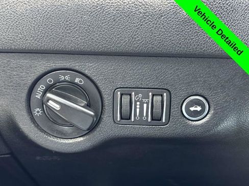 Used 2018 Dodge Charger SXT RWD image 11
