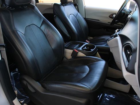 Used 2017 Chrysler Pacifica Premium image 32