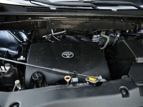 Used 2017 Toyota Highlander Plus w/ Carpet Mat Package AWD/4WD image 32