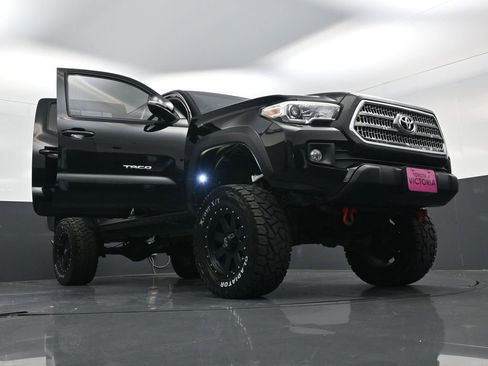 Used 2017 Toyota Tacoma TRD Off-Road w/ Tow Package (A/T) image 26