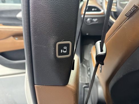 Used 2020 Chrysler Pacifica Limited w/ Advanced Safetytec Group image 42