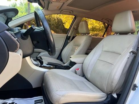 Used 2017 Honda Accord Touring image 12