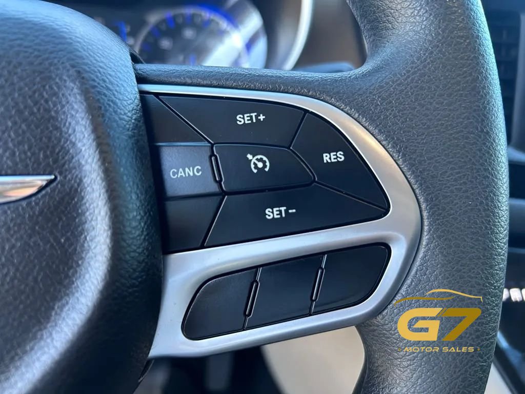 Used 2017 Chrysler Pacifica Touring FWD image 17