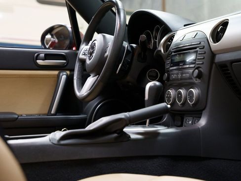 Used 2009 MAZDA MX-5 Miata Grand Touring w/ Premium Pkg image 28