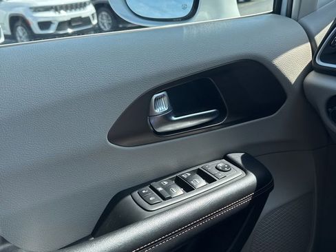 Certified 2019 Chrysler Pacifica Touring-L image 5